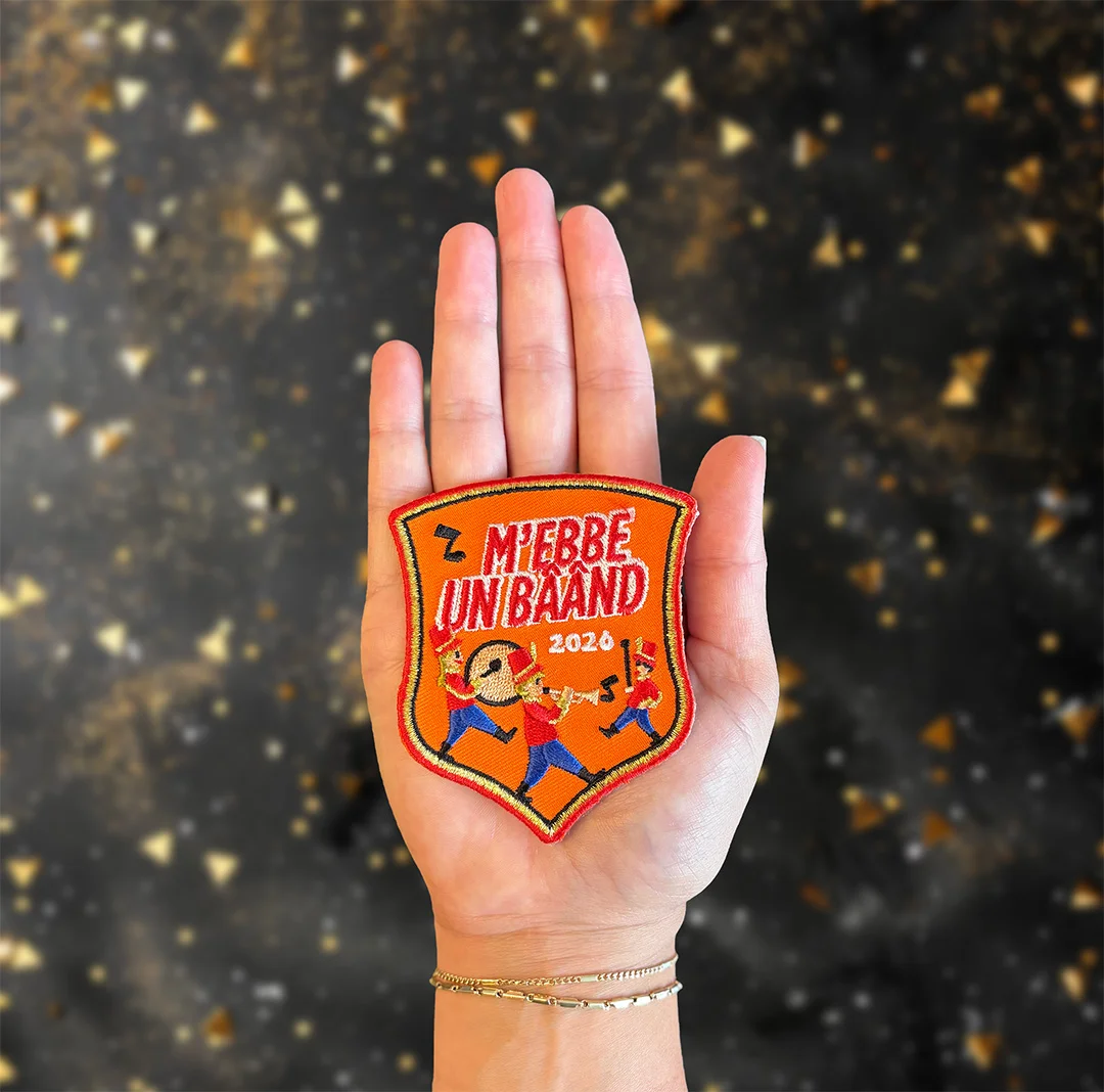 M'ebbe un b&acirc;&acirc;nd - Motto 2026 - Embleemkielegat motto2026 - IN058-12
