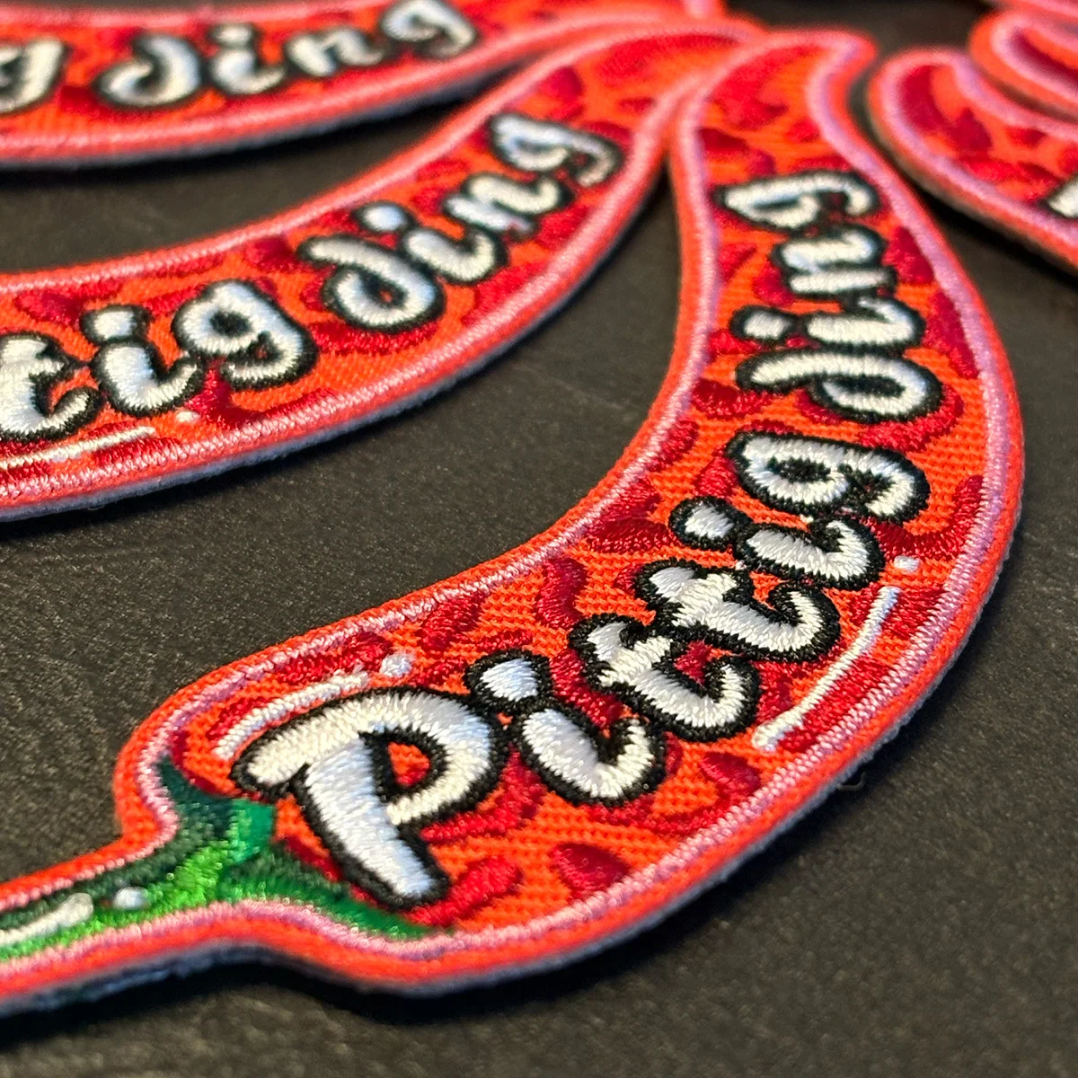 Pittig ding - Pepercarnavalsembleem pittingding - IN093